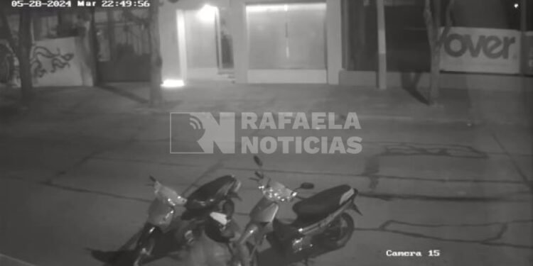 Video: un roba ruedas captado por cámaras