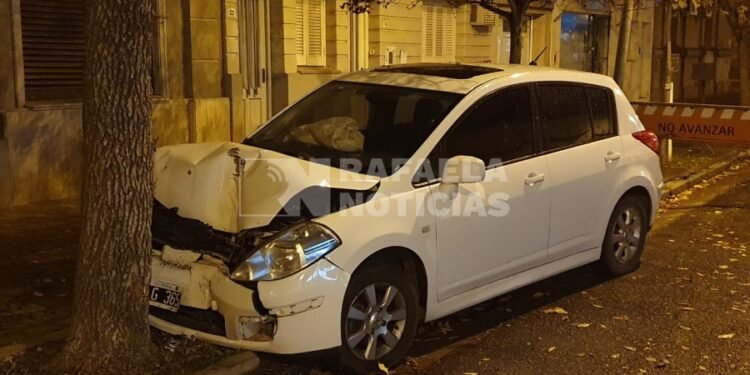 Empezó el «finde» antes de tiempo: estampó el auto contra un árbol