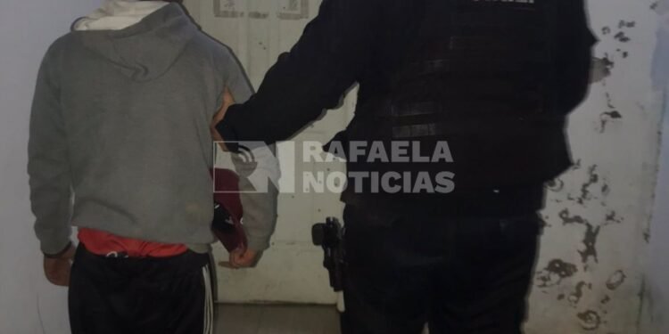 Detuvieron a un joven con 80 ladrillos en una carretilla