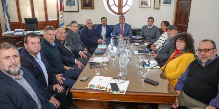 Paritaria Central: Provincia ofreció un incremento del 18% para el trimestre abril-junio