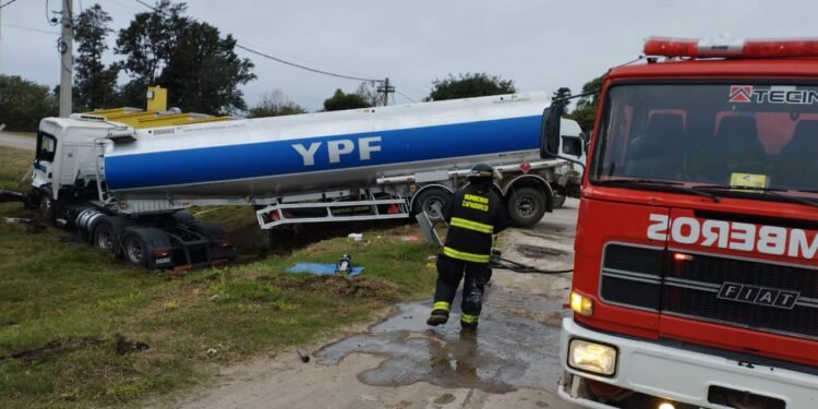 Un camión tanque terminó estrellado en el cruce de RN 34 y Camino 5