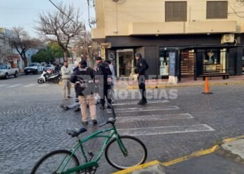 Un hombre resultó lesionado tras protagonizar un motoderrape en pleno centro