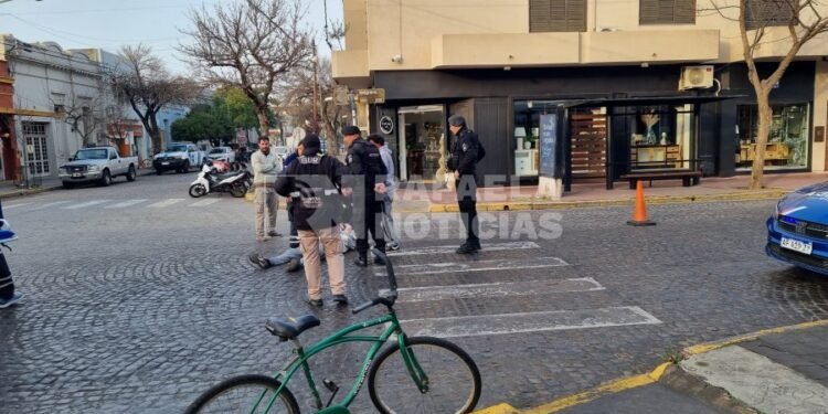 Un hombre resultó lesionado tras protagonizar un motoderrape en pleno centro