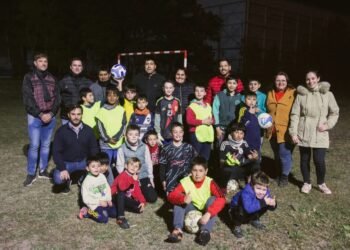 El municipio inauguró la iluminación de la escuelita de fútbol de Bo. Los Arces