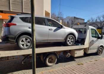 Mal estacionada y con prohibición de circulación: retuvieron un vehículo en el centro de Rafaela
