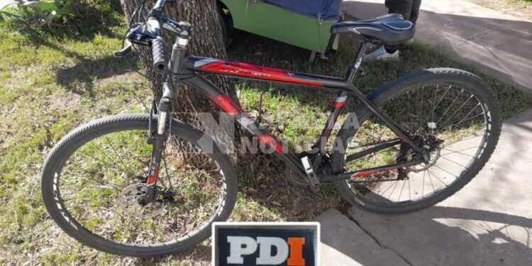 La PDI descubrió a un sujeto intentando robar una bici desde una escuela