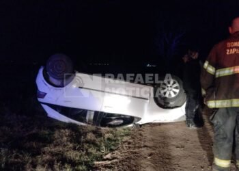 Un auto volcó en el sector este de la ciudad