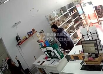 El mismo de siempre, frente a la Jefatura: un delincuente robó chocolates desde un quiosco