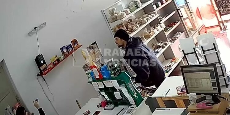 El mismo de siempre, frente a la Jefatura: un delincuente robó chocolates desde un quiosco