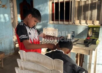 Fue viral por cortarle el pelo a sus amigos y ahora sigue por su sueño: “Con esfuerzo y sacrificio, todo llega”