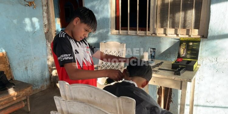 Fue viral por cortarle el pelo a sus amigos y ahora sigue por su sueño: “Con esfuerzo y sacrificio, todo llega”