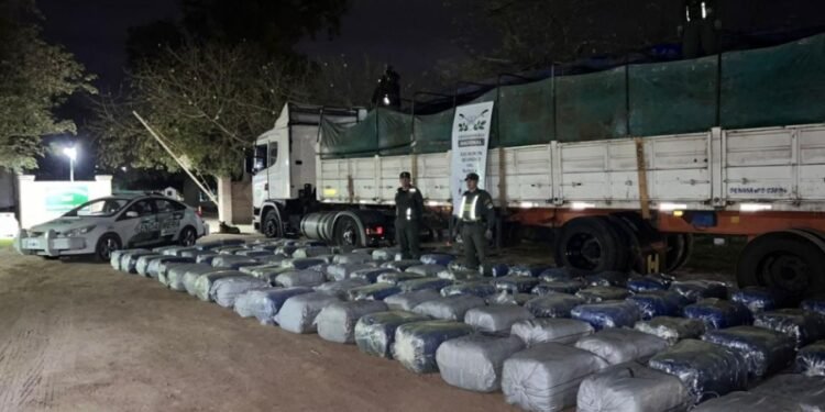 Quedó preso un camionero que llevaba hojas de coca suficientes para procesar 12 kilos de cocaína