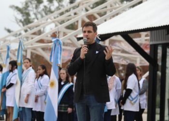 El intendente Viotti encabezó el acto de promesa de lealtad a la Bandera Nacional