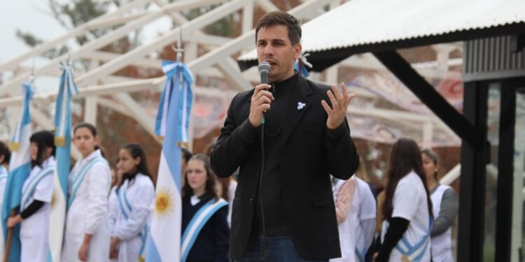 El intendente Viotti encabezó el acto de promesa de lealtad a la Bandera Nacional
