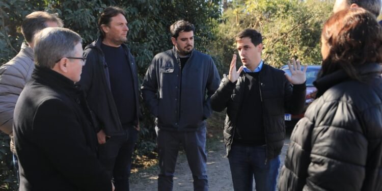 El intendente recorrió el Camino Público Nº6, donde ya comenzaron con el movimiento de suelo