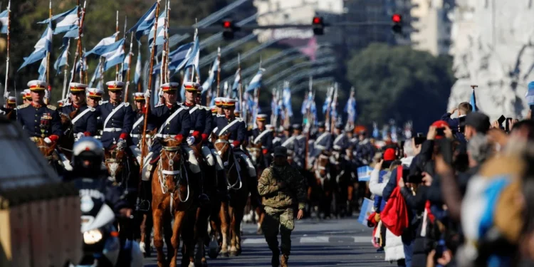 «Somos todos iguales, todos de Argentina»: así se vivió el desfile militar por el 9 de Julio