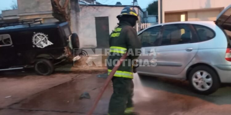 Un auto quedó en medio de la calle tras un vuelco y derramó combustible