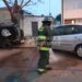 Un auto quedó en medio de la calle tras un vuelco y derramó combustible
