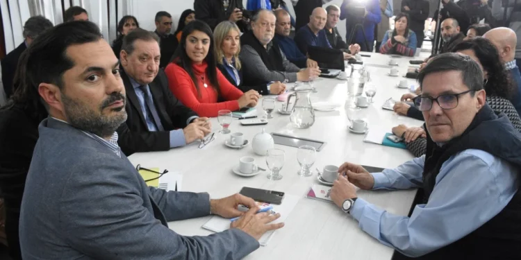 Sin oferta salarial, gobierno y gremios docentes reanudaron las negociaciones