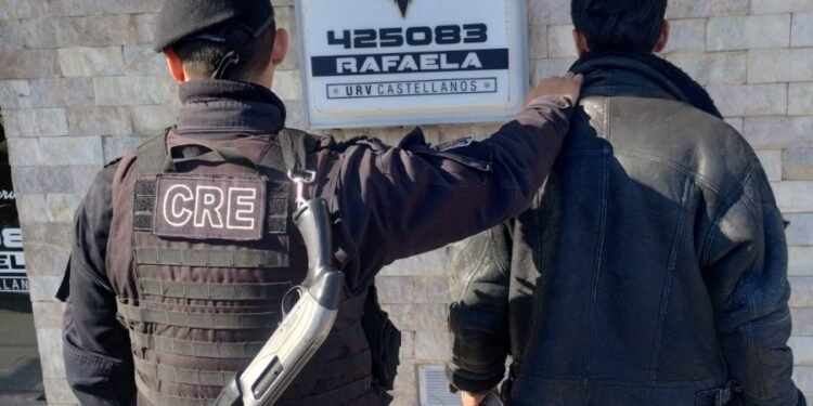 ¿Qué hacía con una réplica de una pistola 9 mm caminando por barrio 30 de octubre?