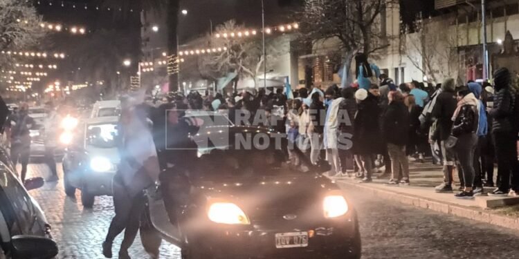 Rafaela trasnochó para festejar otro título de la Scaloneta