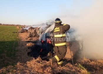 Bomberos Zapadores y Voluntarios debieron intervenir en un incendio de rollos en el norte de Rafaela