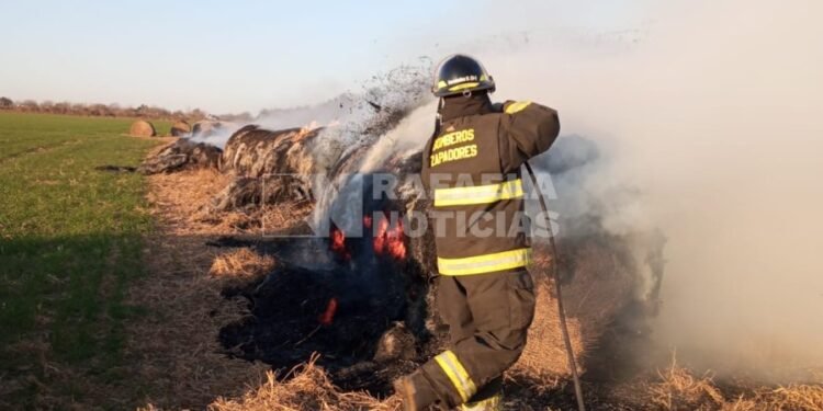Bomberos Zapadores y Voluntarios debieron intervenir en un incendio de rollos en el norte de Rafaela