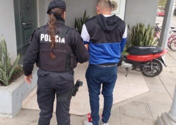 Incumplió una orden de restricción y fue detenido por la Policía