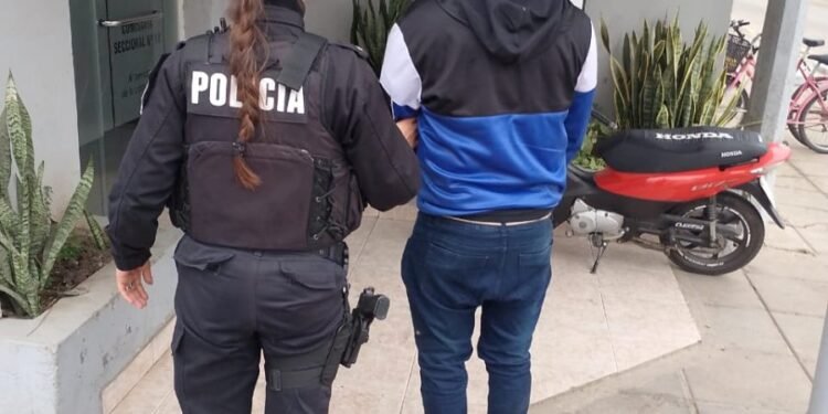 Incumplió una orden de restricción y fue detenido por la Policía