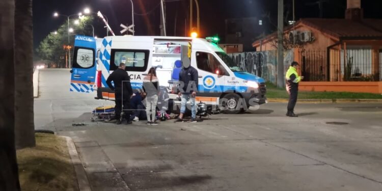 Motociclista herido en Villa del Parque, tras un fuerte choque en un cruce semaforizado