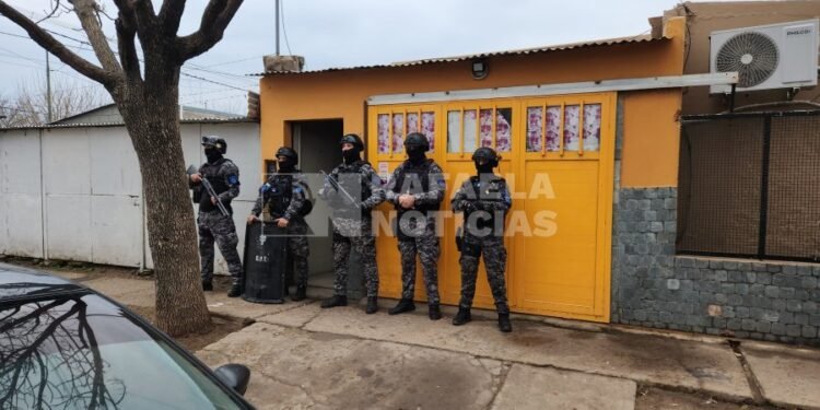 Allanan domicilios en Barranquitas relacionados con investigaciones en curso