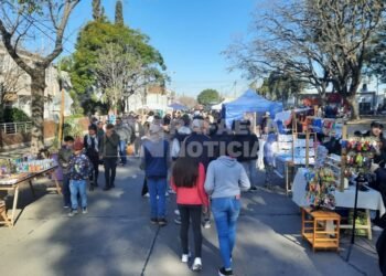 Gran convocatoria en Villa Rosas en una tarde colmada de sol y vehículos antiguos
