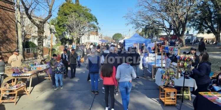 Gran convocatoria en Villa Rosas en una tarde colmada de sol y vehículos antiguos