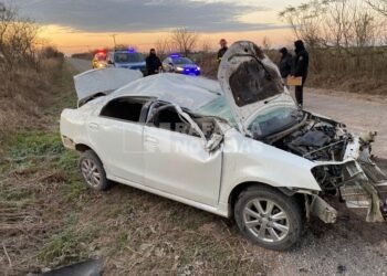 Volcó un auto y su conductor tuvo que se trasladado a un centro de salud