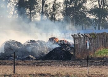Humo, otra vez, por el incendio de rollos en el norte de la ciudad