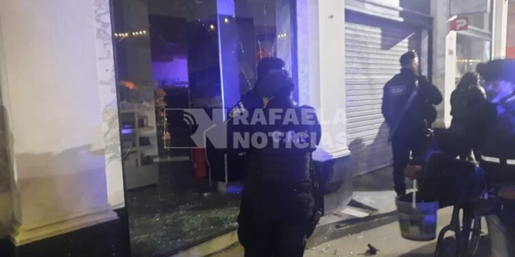 El lado B de los festejos: destrozos, corridas y balas de goma en el centro rafaelino