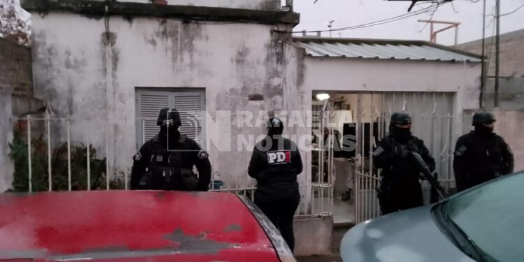 PDI detuvo a un hombre que amenazó a sus vecinos con un arma y un cuchillo