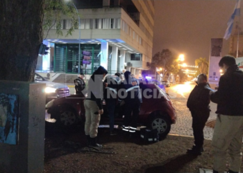Impactante: una mujer chocó su auto contra una tipa en la Plaza 25 de Mayo