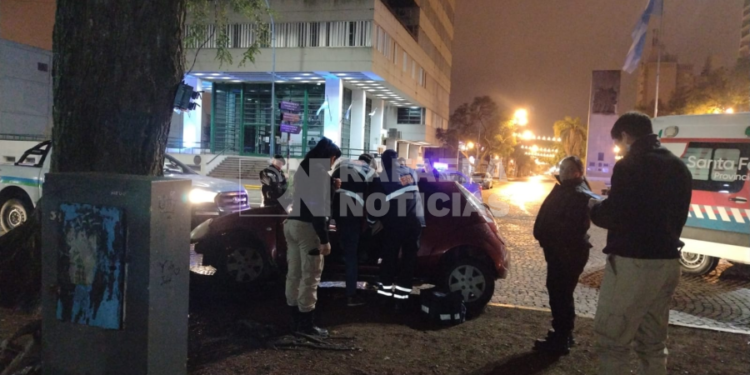 Impactante: una mujer chocó su auto contra una tipa en la Plaza 25 de Mayo