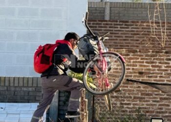 Quedó registrado con las manos en la bicicleta