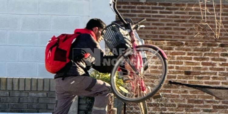 Quedó registrado con las manos en la bicicleta