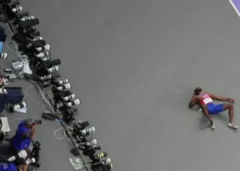 Noah Lyles corrió con COVID-19 y fue retirado en sillas de ruedas