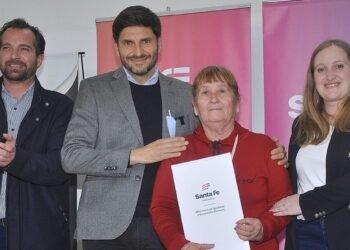 Entrega de escrituras en Santo Tomé Pullaro: «La vivienda es una política pública en la provincia de Santa Fe»