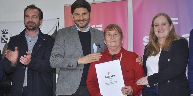 Entrega de escrituras en Santo Tomé Pullaro: «La vivienda es una política pública en la provincia de Santa Fe»