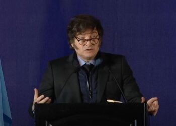 Milei acusó a Fernández de cometer «delitos aberrantes» y se mostró orgulloso de haber eliminado el Ministerio de Mujeres