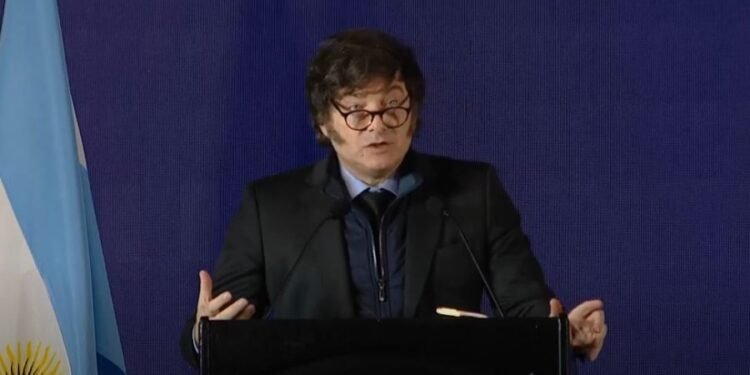 Milei acusó a Fernández de cometer «delitos aberrantes» y se mostró orgulloso de haber eliminado el Ministerio de Mujeres