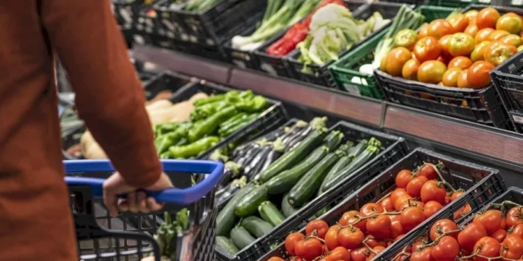 Canasta básica Una familia necesitó más de 900 mil pesos para no ser pobre en julio