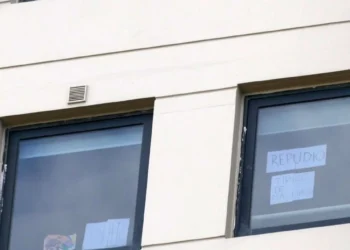 Repudio total Los vecinos de Alberto Fernández pegaron carteles rechazando su presencia en el edificio de Puerto Madero