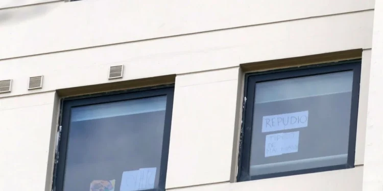 Repudio total Los vecinos de Alberto Fernández pegaron carteles rechazando su presencia en el edificio de Puerto Madero