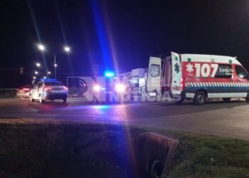 Grave accidente: Un motociclista quedó bajo un camión